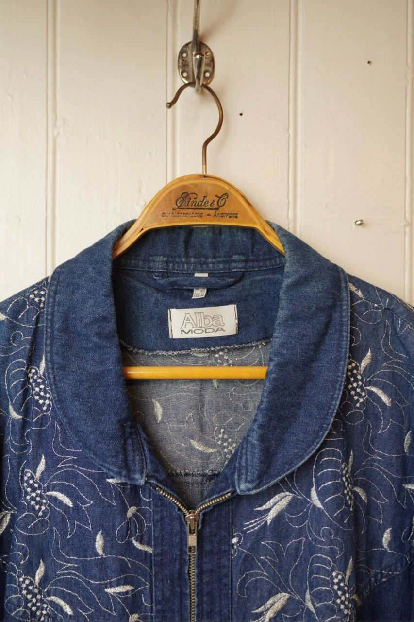 Blå jeansjacka med blommönster – Alba Moda