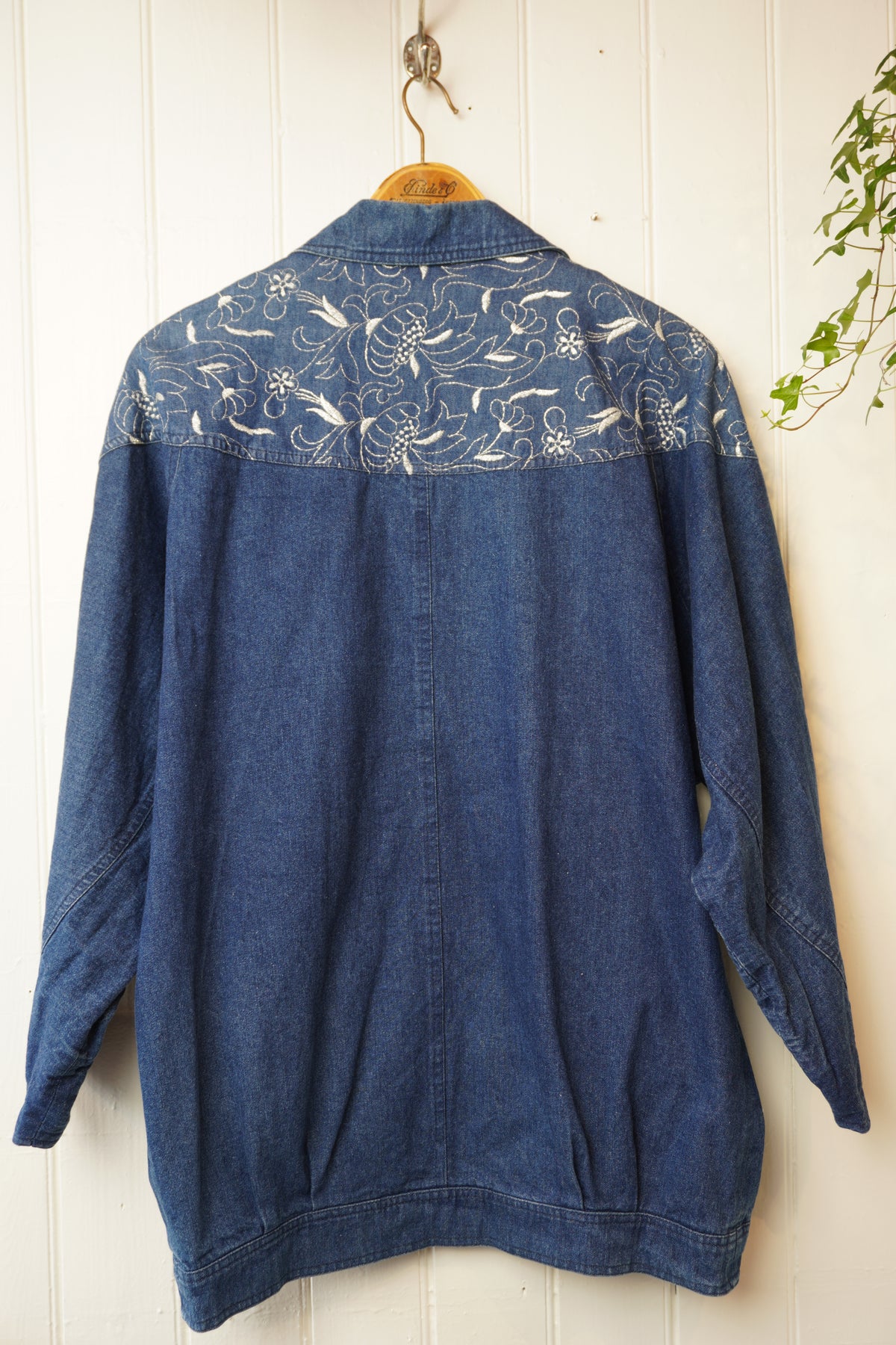 Blå jeansjacka med blommönster – Alba Moda