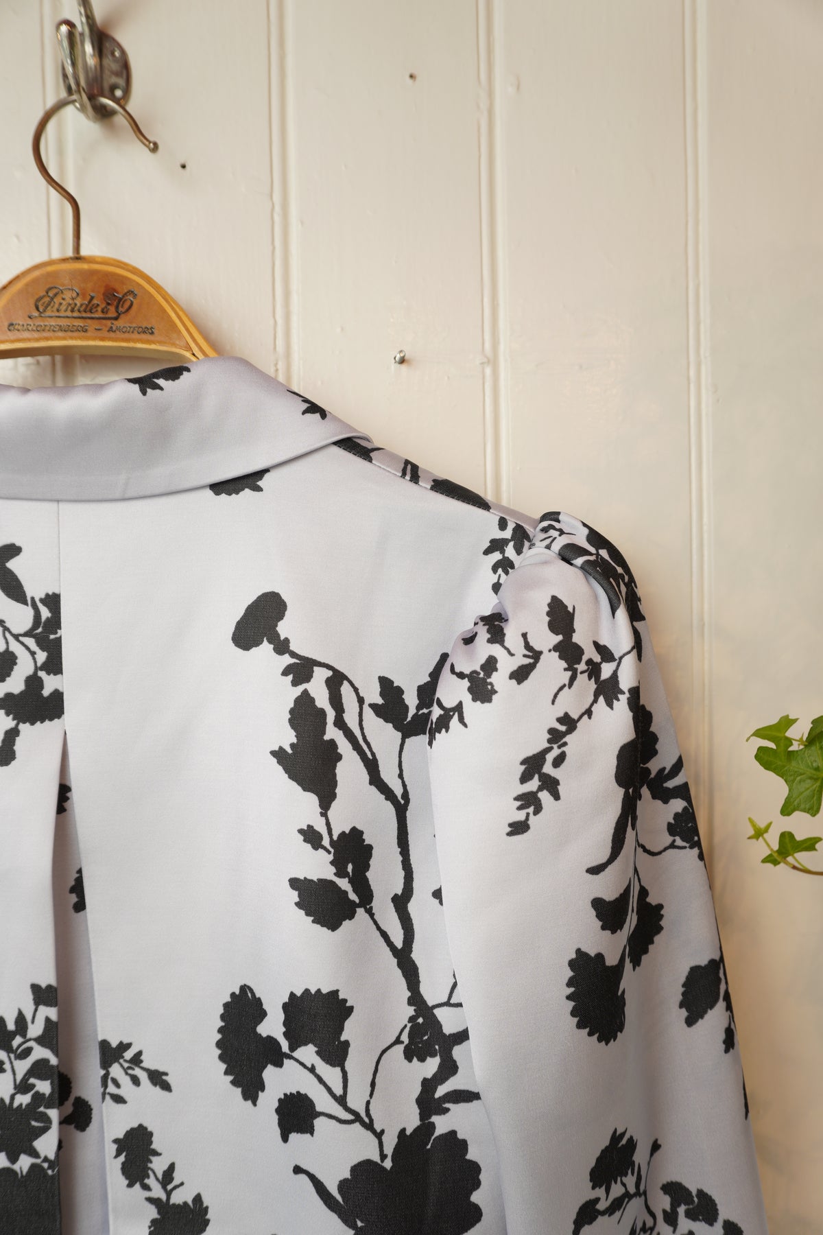 Isblå blommig jacka – byTiMo