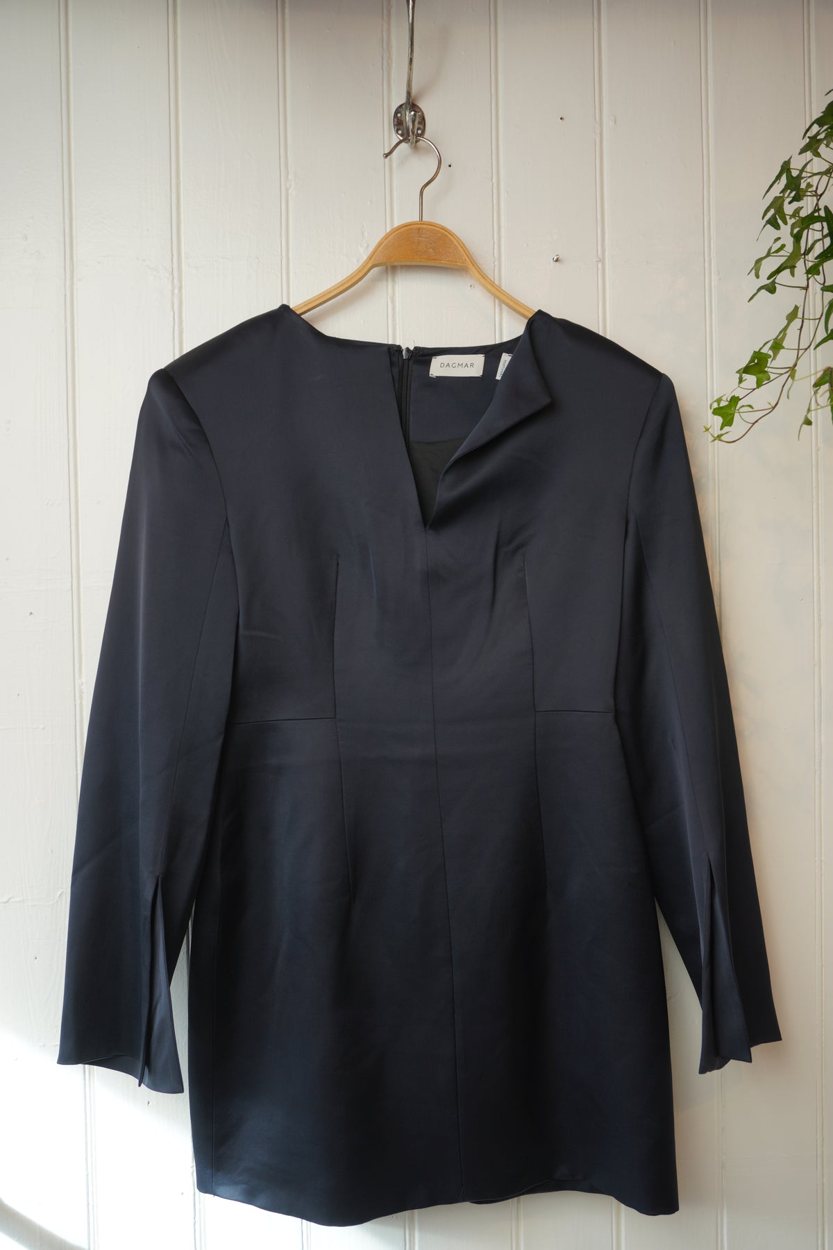 Mörkblå satinklänning – DAGMAR
