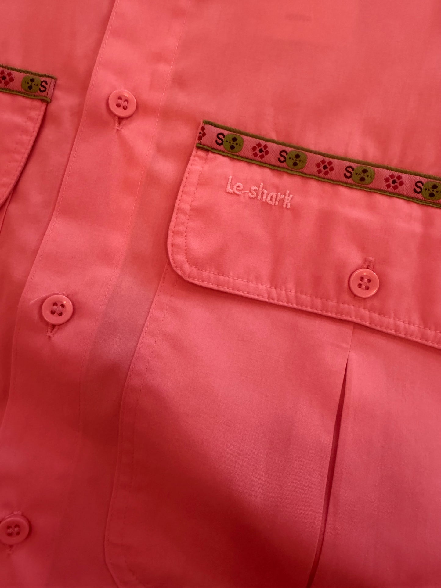 Le Shark Skjorta – Rosa med Broderade Detaljer