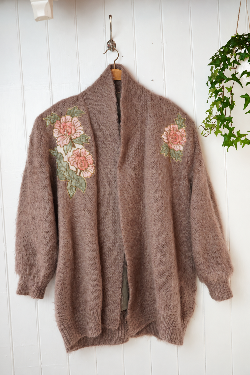 Nougatbrun mohairkofta med blommor – 1980-tal