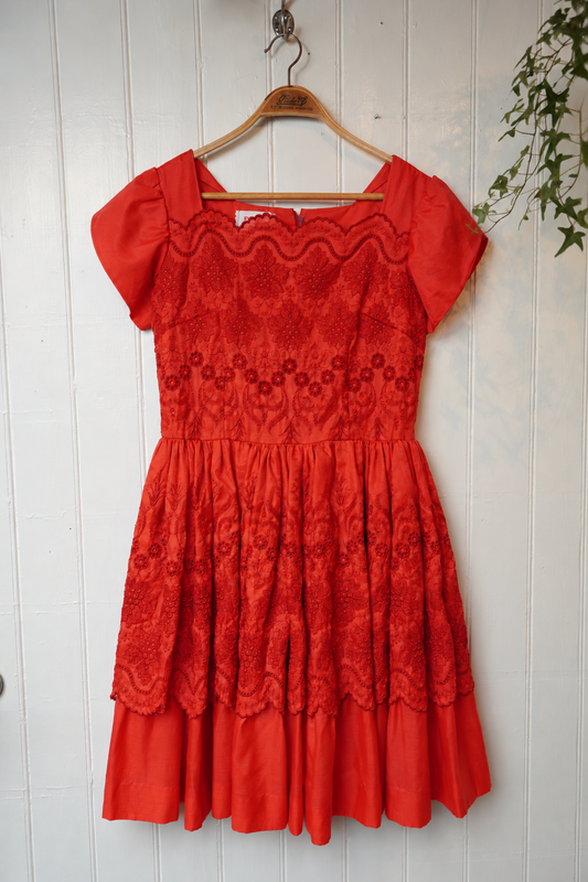 Röd vintageklänning med broderier – Ruth Thad